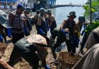 Sinergi Bersih - bersih Pantai, Polres Gresik Wujudkan Indonesia ASRI
