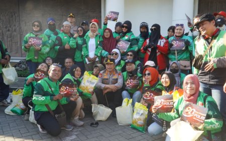 Polrestabes Surabaya Salurkan Paket Sembako untuk Warga di Hari Bhayangkara ke - 80