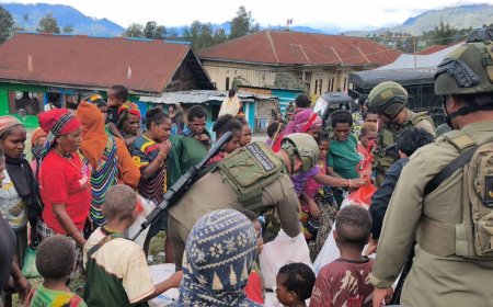 Bantuan Presiden RI Disalurkan kepada Pengungsi Agisiga, Satgas Ops Damai Cartenz Gelar Trauma Healing di Intan Jaya