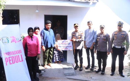 Hari Bhayangkara ke - 80 Polres Ngawi Bedah Dua Rumah Jadi Layak Huni, Hadirkan Senyum dan Harapan Warga   