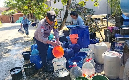 Polres Bojonegoro Salurkan 16 Ribu Liter Air Bersih untuk Warga Terdampak Kemarau di Ngambon