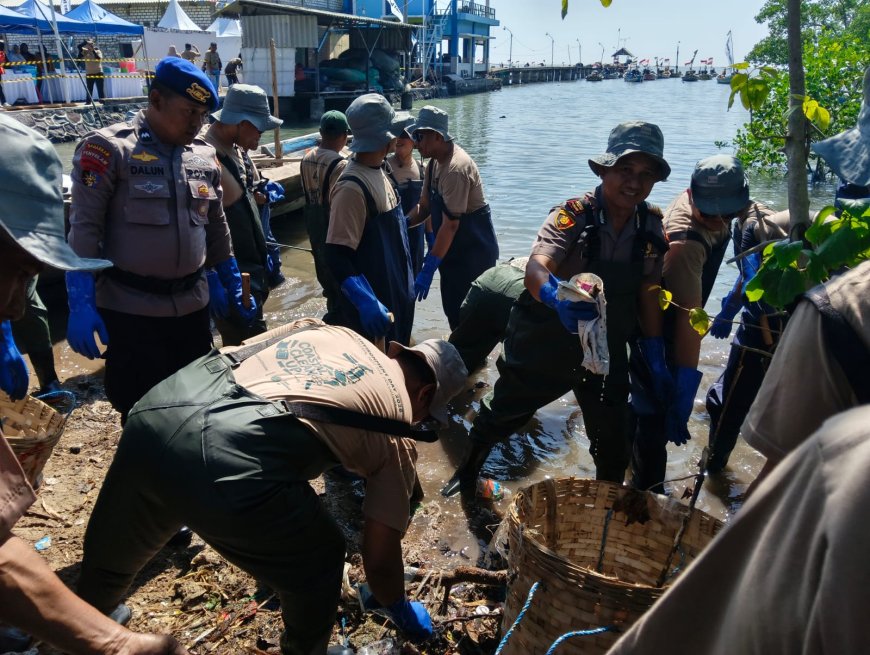 Sinergi Bersih - bersih Pantai, Polres Gresik Wujudkan Indonesia ASRI