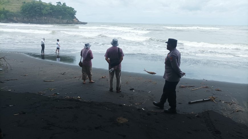 Layanan Pengamanan Polres Blitar Patroli Dialogis di Wisata Pantai Serang