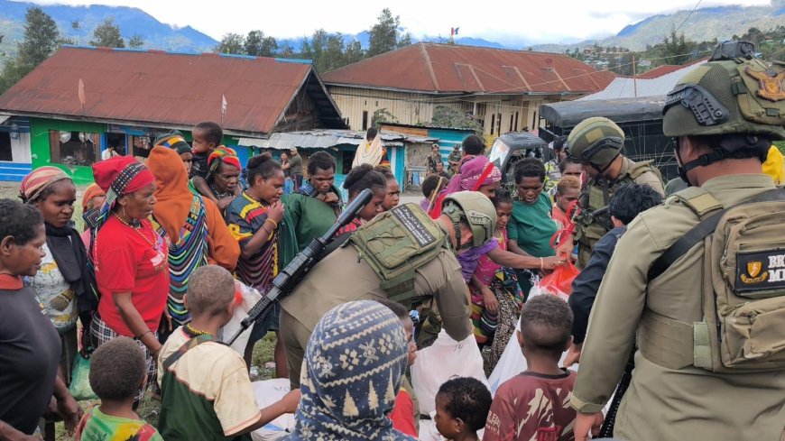 Bantuan Presiden RI Disalurkan kepada Pengungsi Agisiga, Satgas Ops Damai Cartenz Gelar Trauma Healing di Intan Jaya