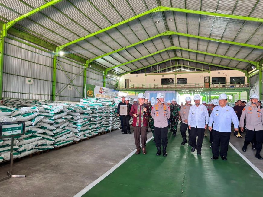 Kapolri Tinjau Pabrik Pupuk Batu Bara di Kampar, Lepas Distribusi 80 Ton Pupuk untuk Kelompok Tani Riau
