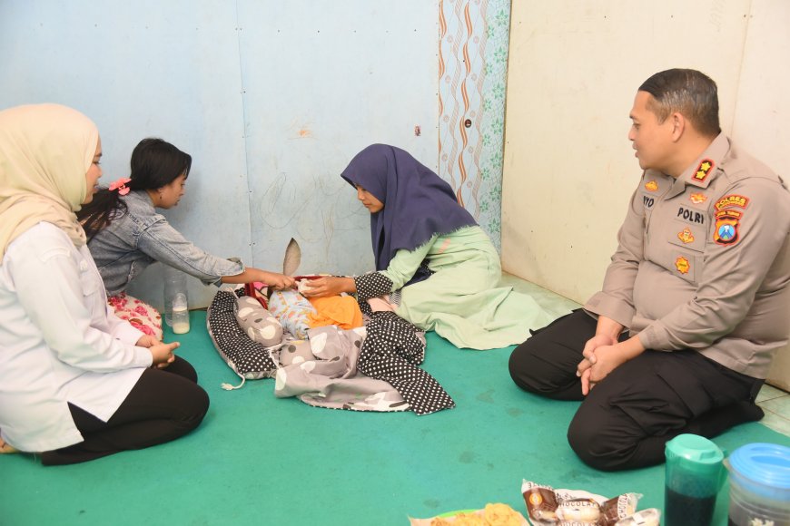 Empati Tanpa Batas Diperlihatkan Polres Bondowoso kepada Keluarga Bayi Kembar
