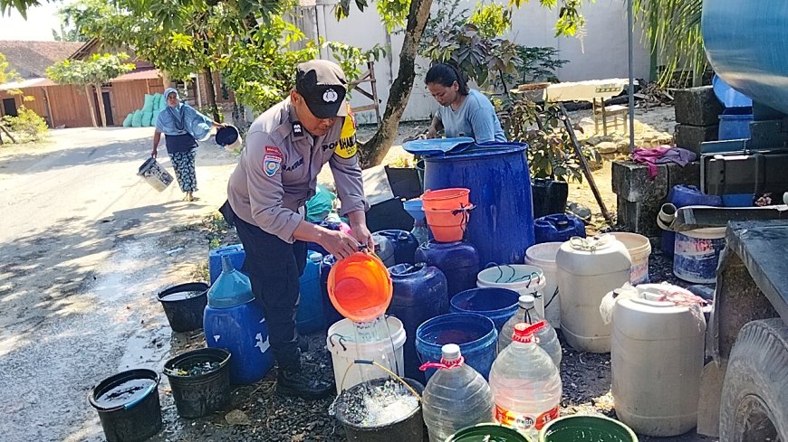 Polres Bojonegoro Salurkan 16 Ribu Liter Air Bersih untuk Warga Terdampak Kemarau di Ngambon