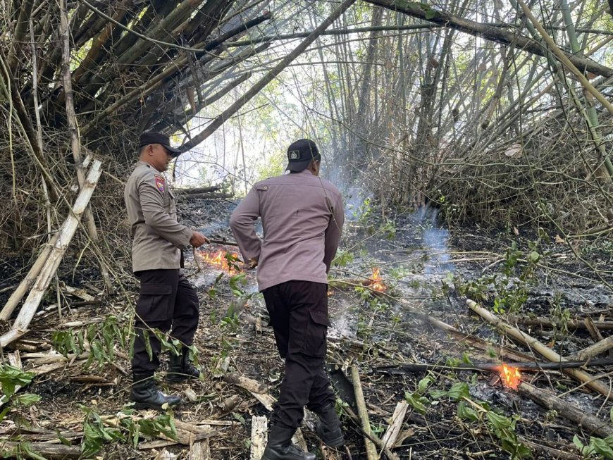 Polres Trenggalek Terjunkan Personel Jajaran Padamkan Api di Gunung Orak Arik