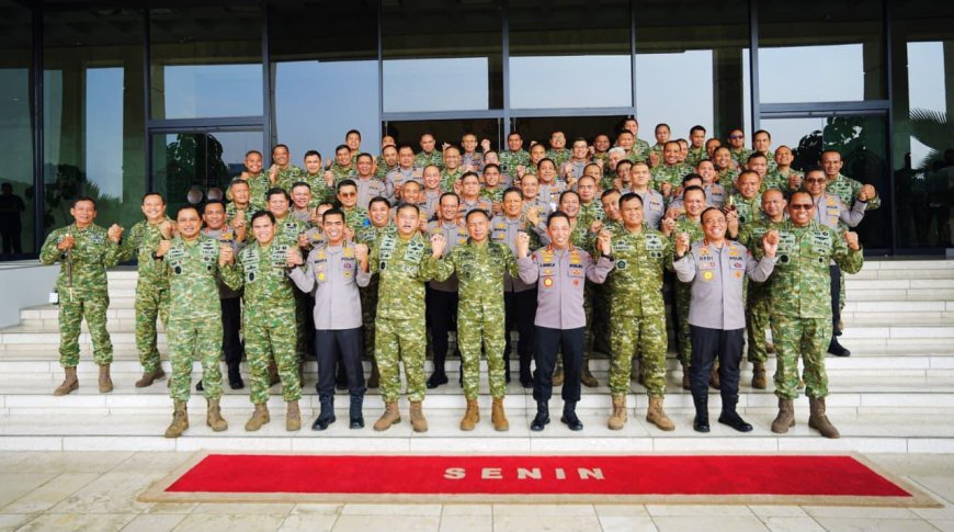 Kapolri Perkuat Soliditas TNI-Polri Lewat Silaturahmi dengan Panglima TNI di Mabes TNI