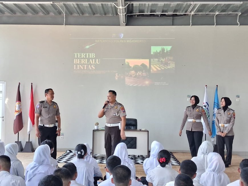 Edukasi Polisi Tanamkan Budaya Tertib dan Saling Menghormati kepada Pelajar