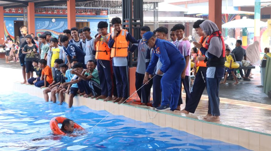 Satpolairud Polres Lamongan Bekali Santri Keterampilan Berenang dan Penyelamatan Saat di Perairan