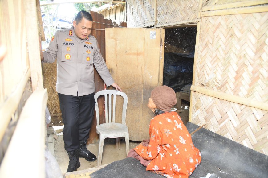 Polri Peduli : Polres Bondowoso Santuni Nenek Sebatangkara
