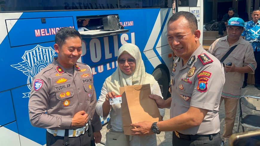 Sambut Hari Kemerdekaan RI ke - 81 Polresta Sidoarjo Hadirkan Layanan SIM Keliling 24 Jam Selama 17 Hari Non Stop