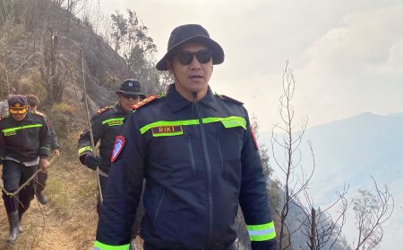 Polres Lumajang Buat Fire Break Darurat Antisipasi Karhutla TNBTS Meluas