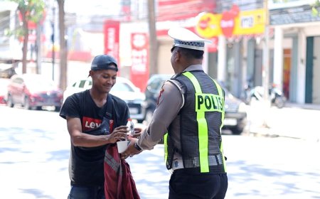Susuri Jalanan Kota, Satlantas Polres Gresik Tebar Kebaikan Lewat Jumat Berkah Berbagi