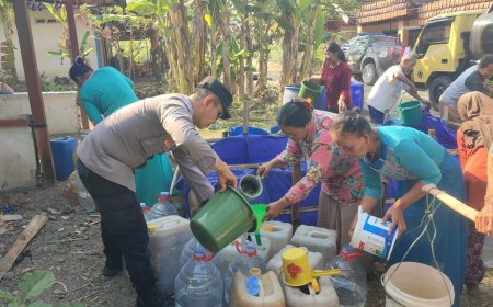 Polres Bojonegoro Distribusikan 8.000 Liter Air Bersih untuk Warga Ngambon